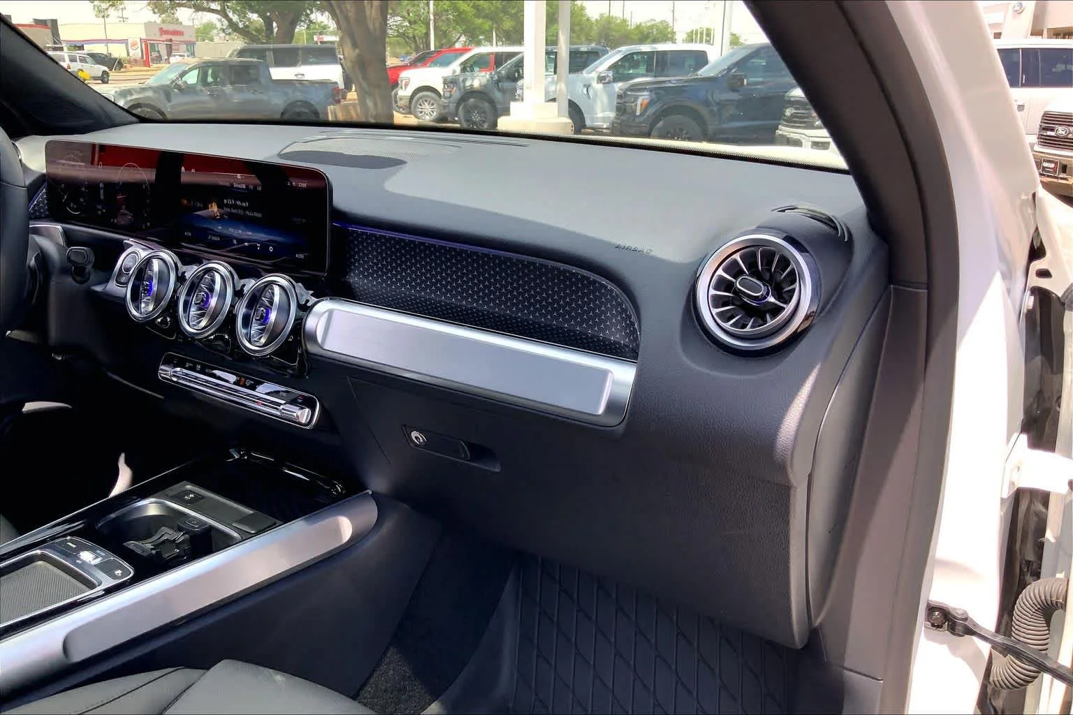 Used 2025 Polar White Mercedes-Benz GLB 250 image 19