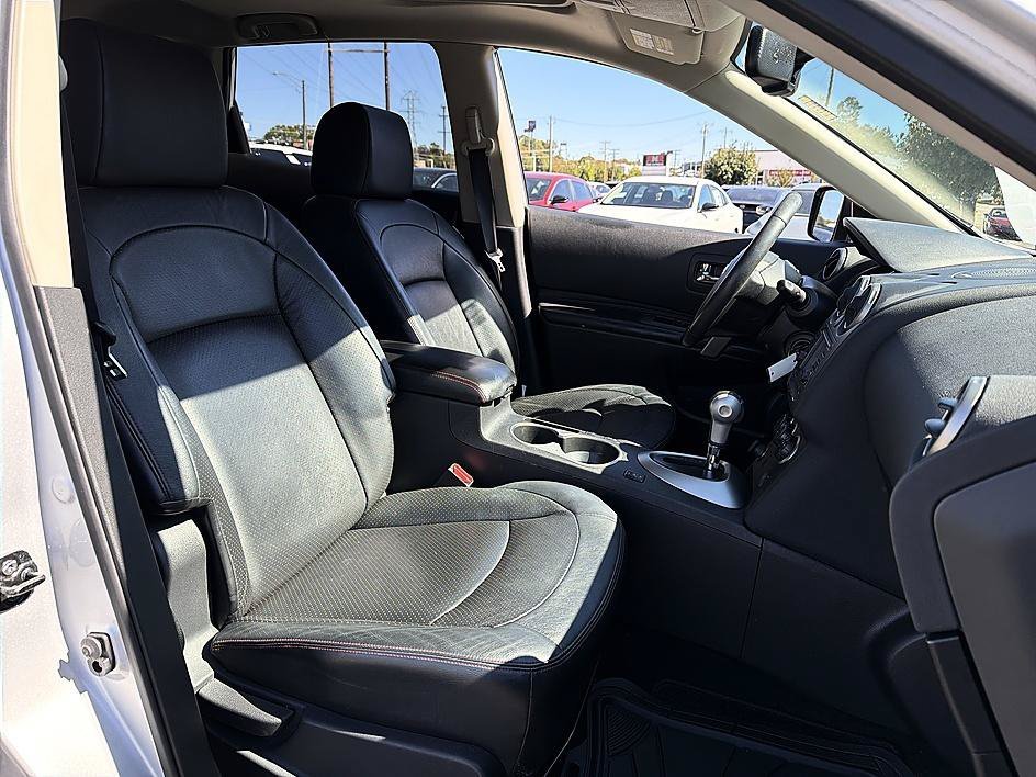 Used 2013 Brilliant Silver Nissan SL image 21