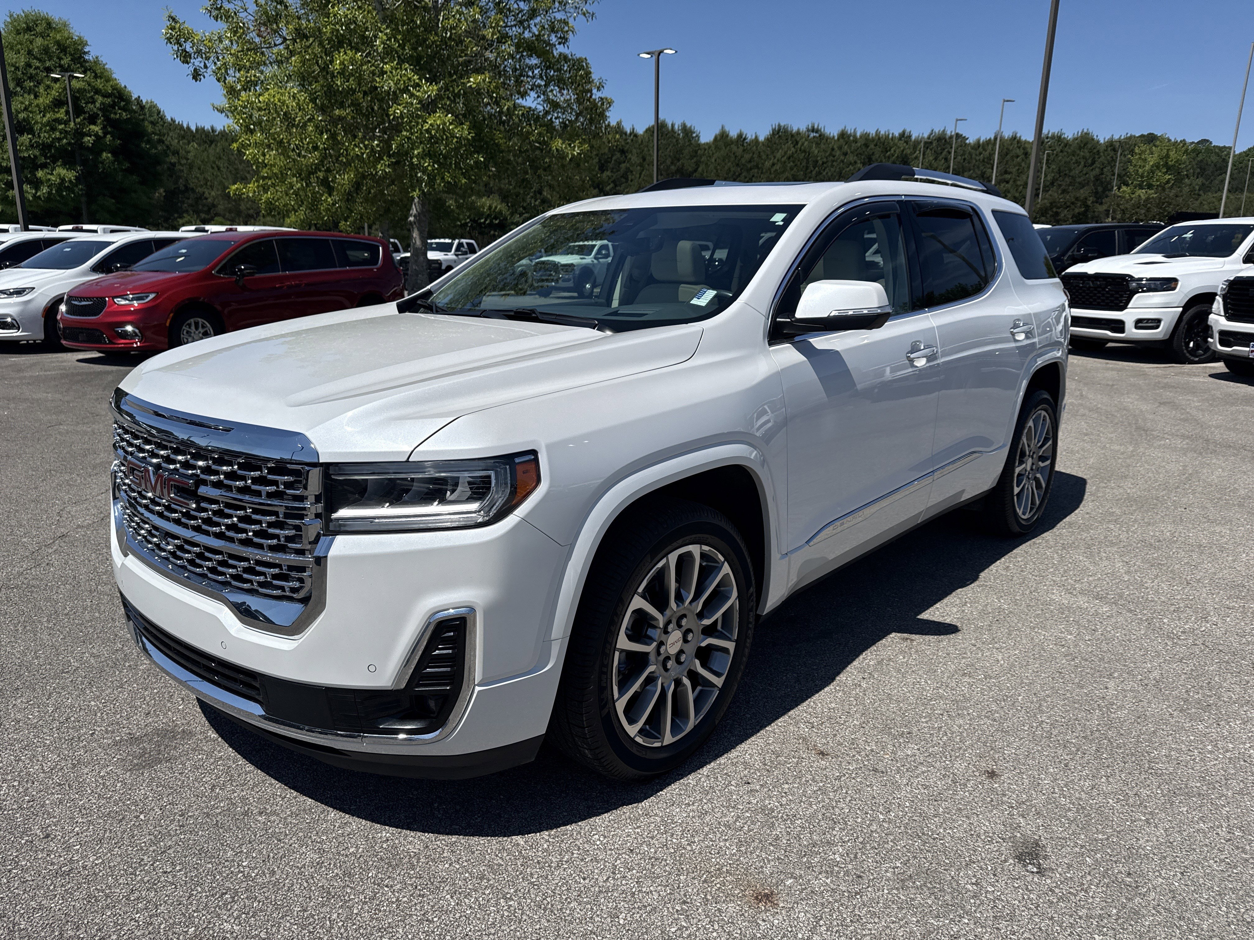 Used 2022 White Frost Tricoat GMC Denali image 3