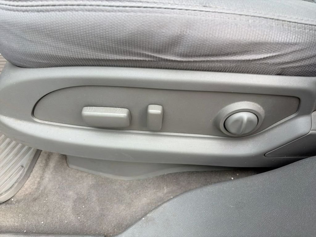 Used 2009 Silver Chevrolet LT image 17