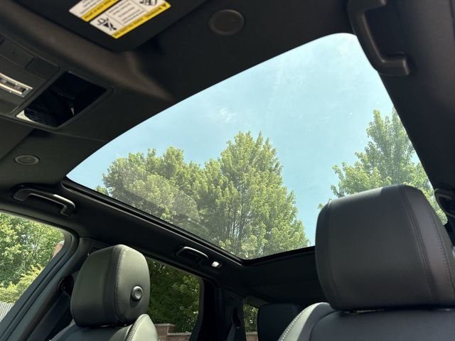 New 2026 Ostuni Pearl White LAND ROVER  image 21