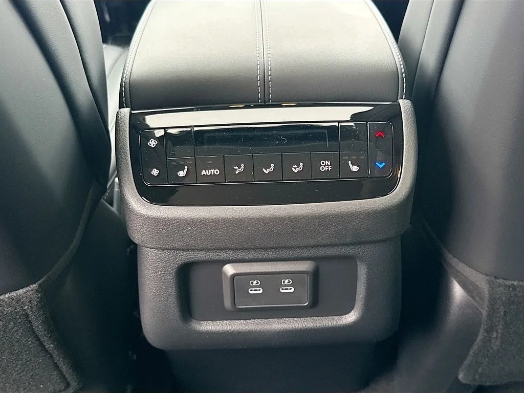 Used 2027 Black INFINITI LUXE image 28