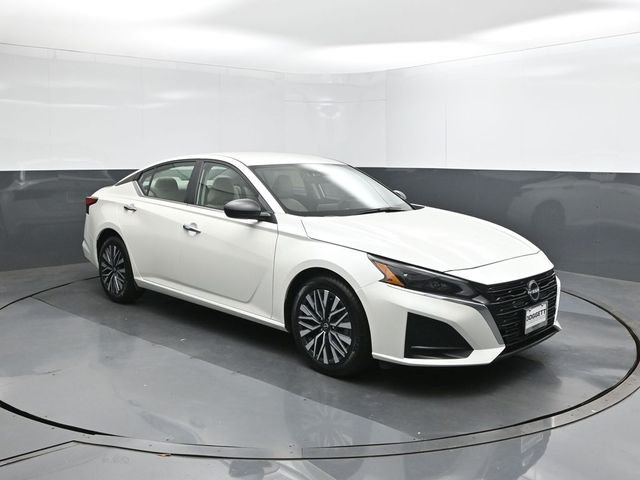 Used 2025 White Nissan 2.5 SV image 17