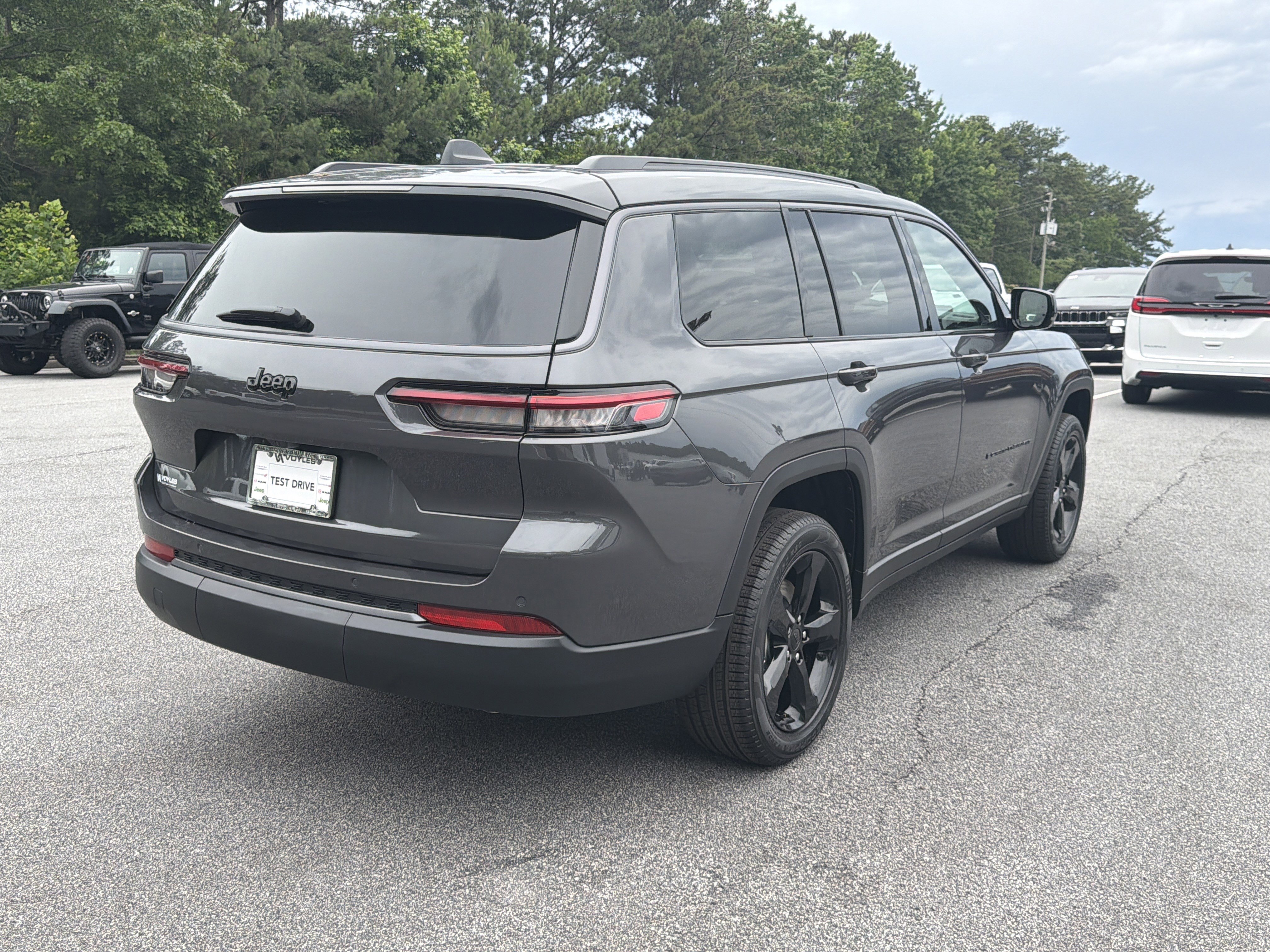 New 2026 Baltic Gray Metallic Clear-Coat Exterior Paint Jeep Limited image 8