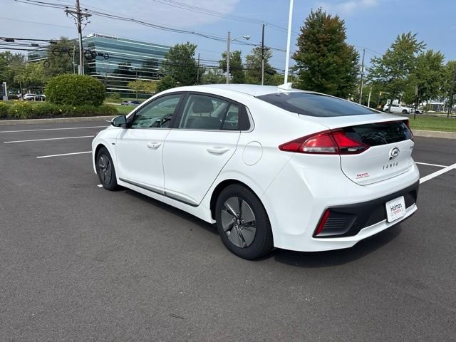 Used 2020 White Hyundai SE image 5