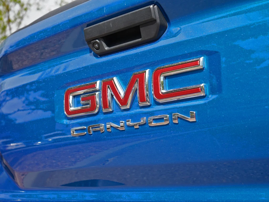 Used 2023 Dynamic Blue Metallic GMC 4WD Elevation image 9