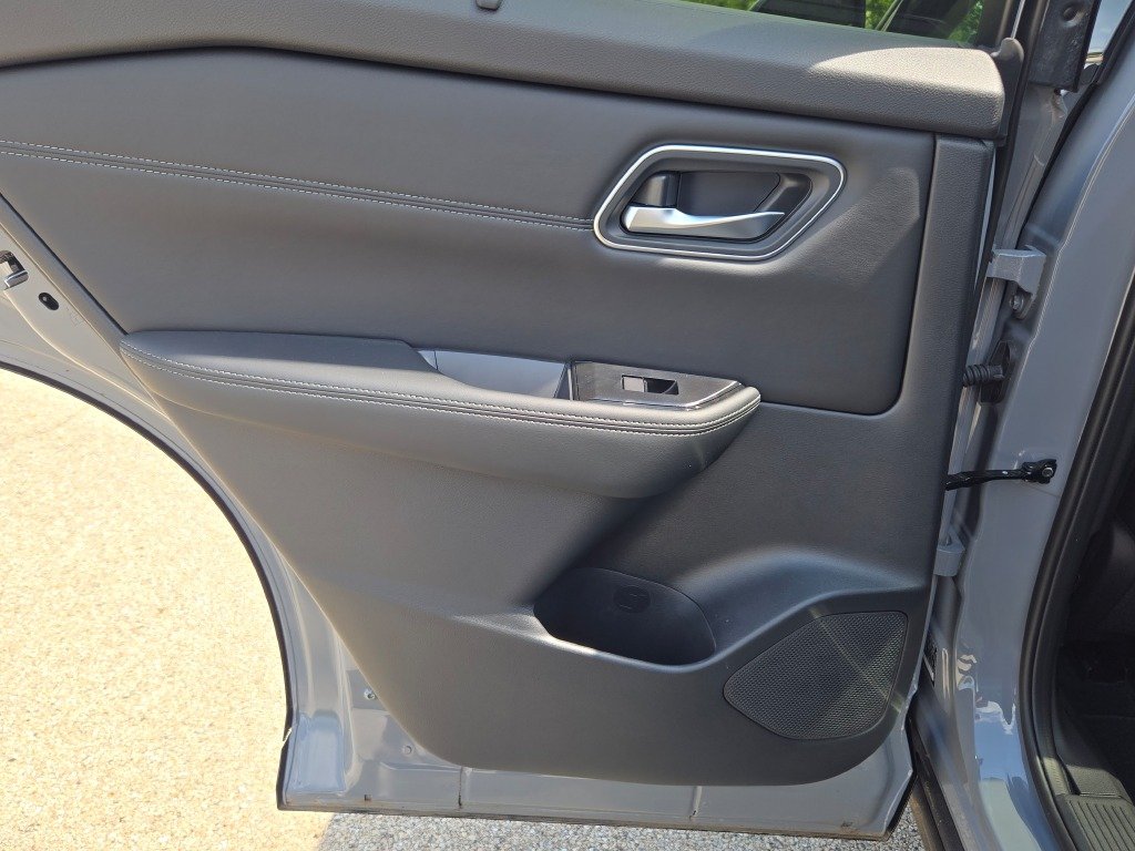 New 2026 Boulder Gray Pearl / Super Black Two-tone Nissan Platinum image 23