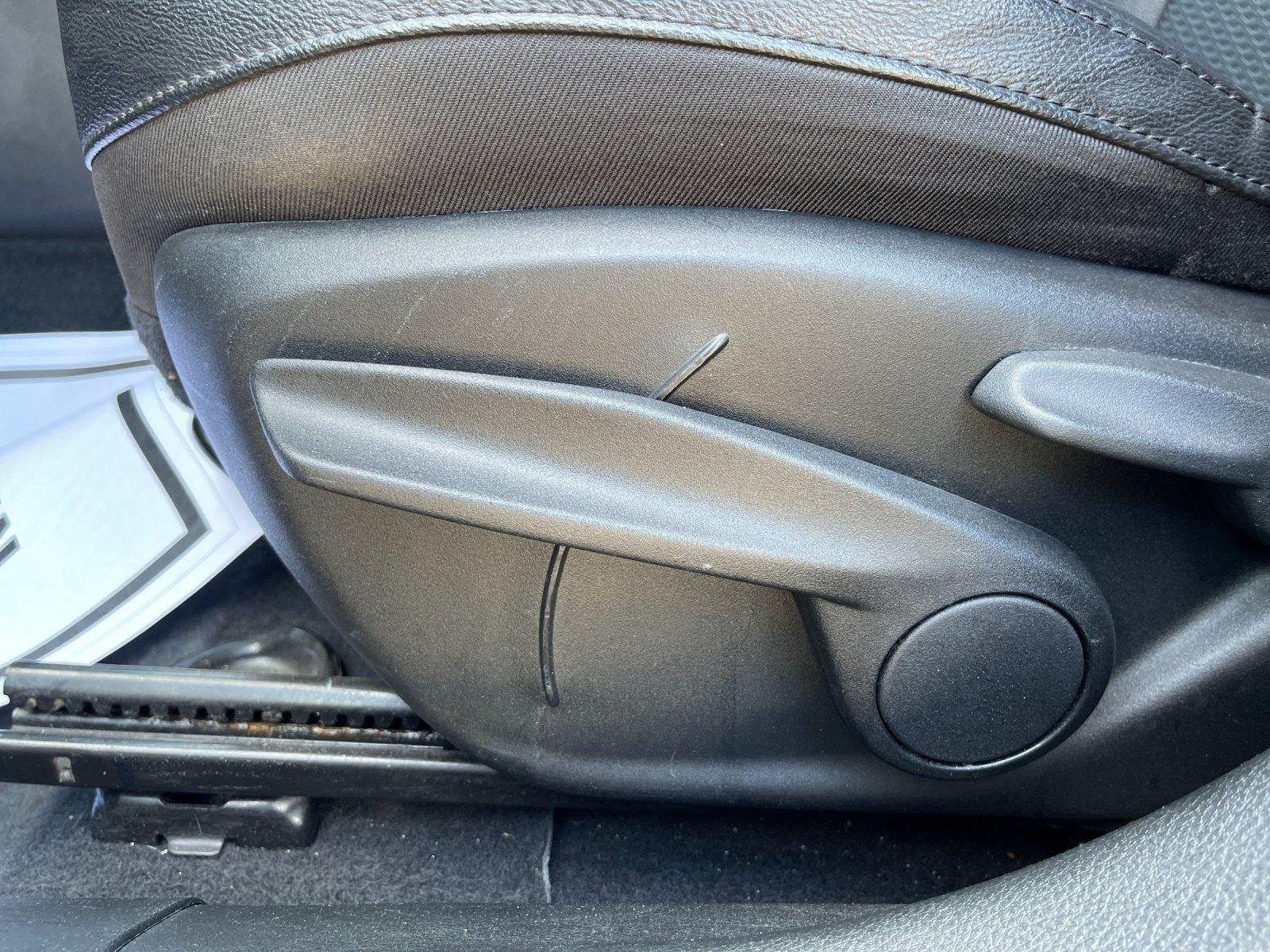Used 2024 Diamond Black Crystal Pearlcoat Jeep Latitude image 16