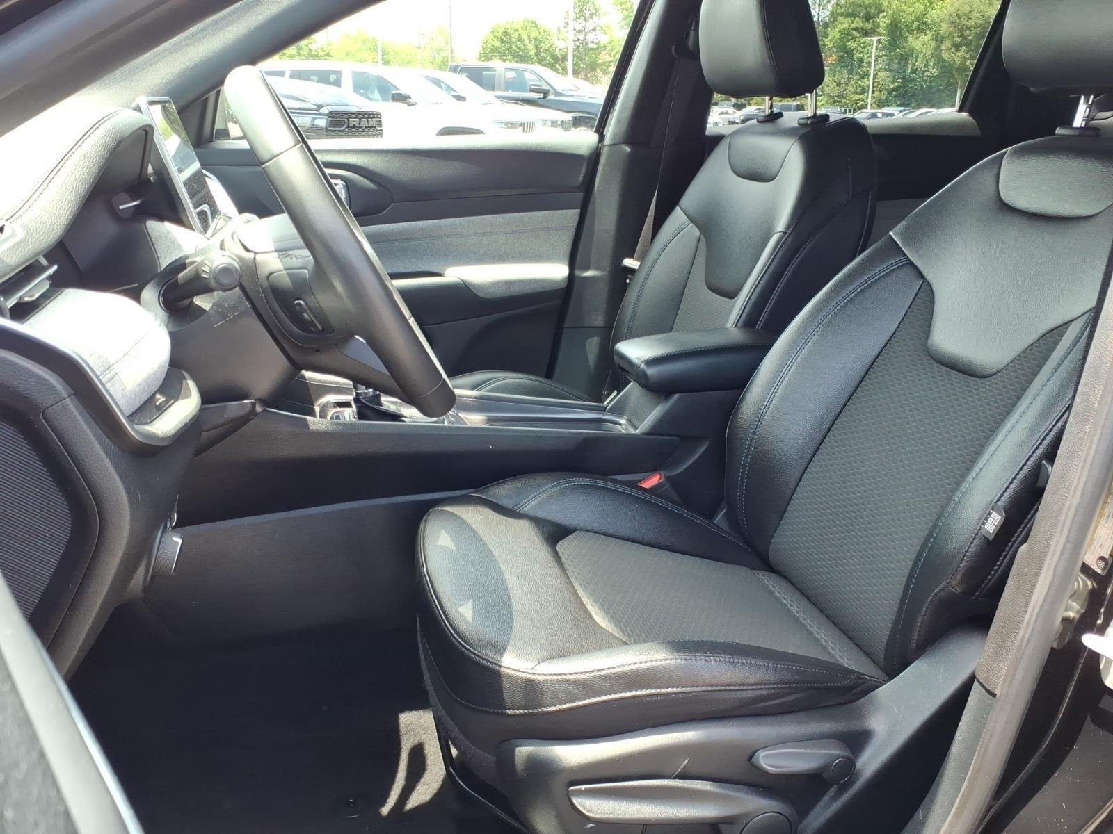 Used 2024 Diamond Black Crystal Pearlcoat Jeep Latitude image 17