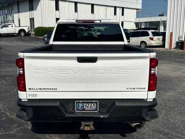 Used 2022 White Chevrolet Custom image 10