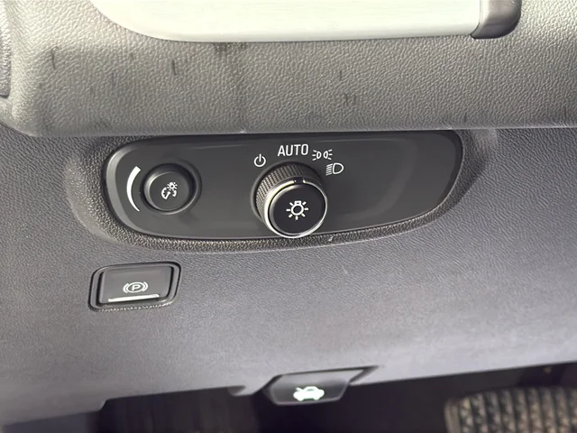 Used 2023 White GMC SLE image 28