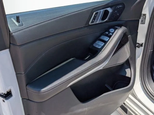 Used 2023 White BMW xDrive40i image 18