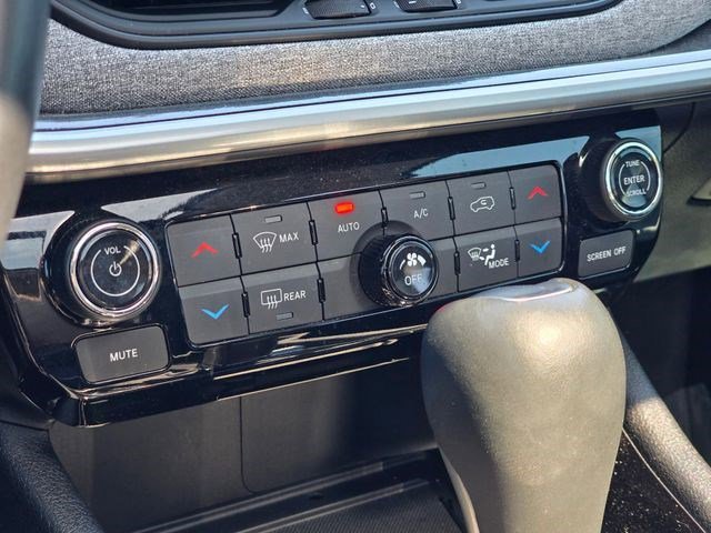 Certified Used 2022 Diamond Black Crystal Pearlcoat Jeep Latitude image 30