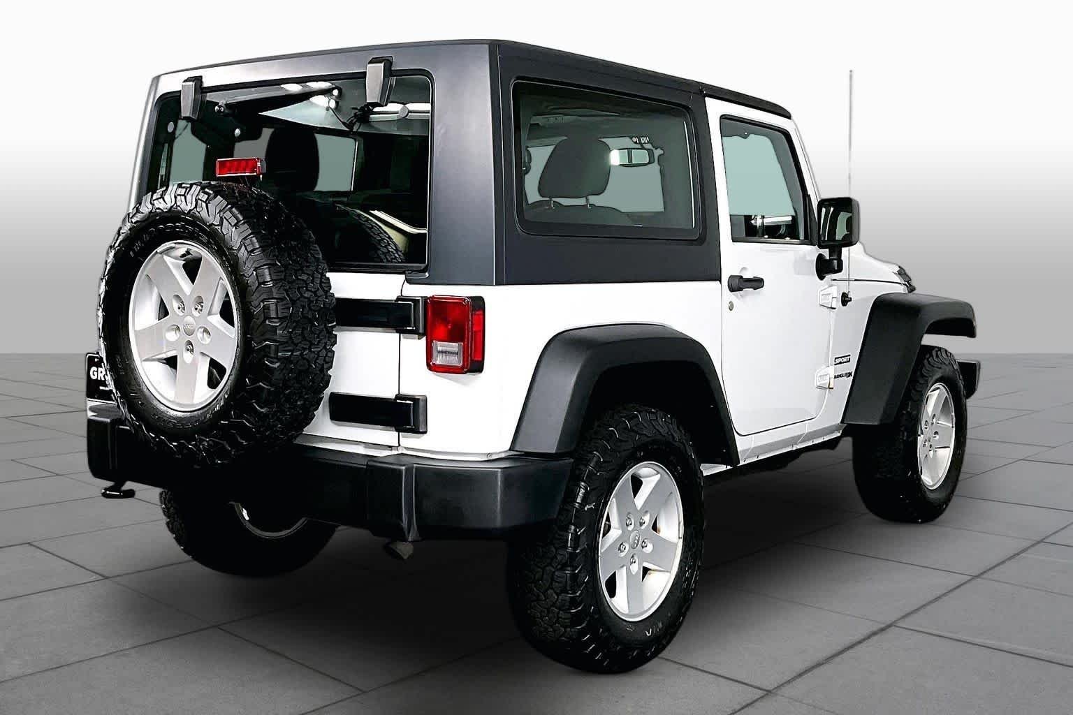 Used 2018 Bright White Clearcoat Jeep Sport S image 13