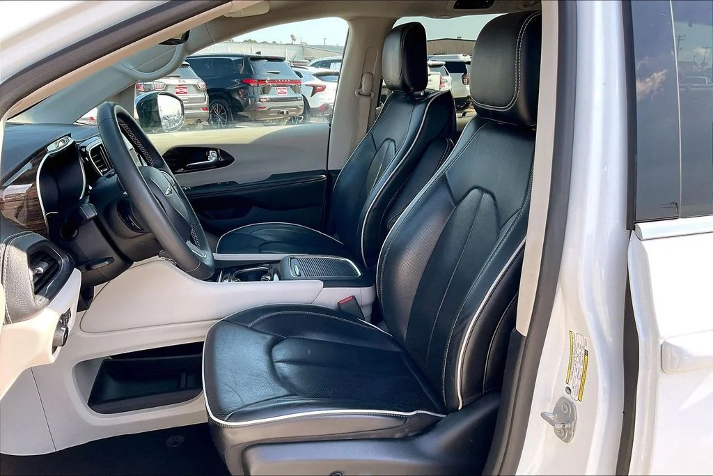 Used 2023 White Chrysler Limited image 18