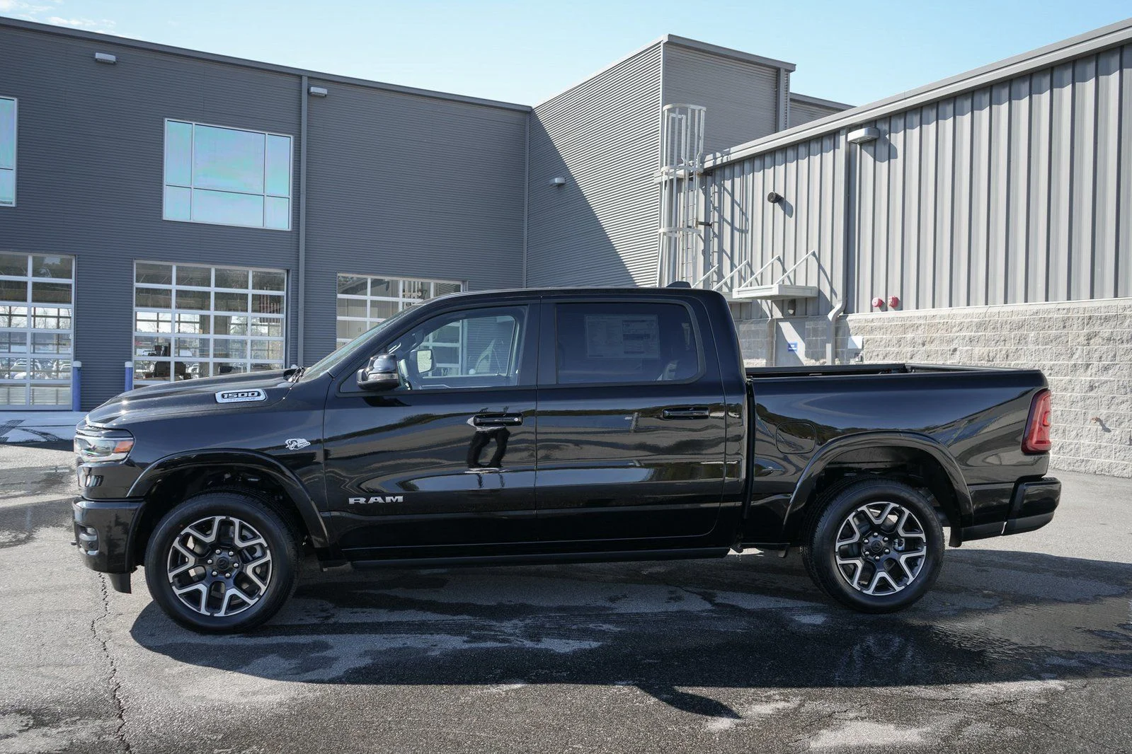 New 2026 Diamond Black Crystal Pearl-Coat Exterior Paint RAM Laramie image 6