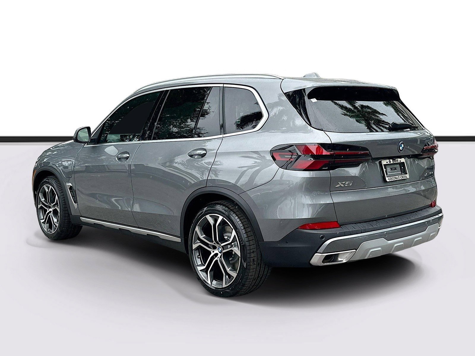 New 2026 Skyscraper Grey Metallic BMW xDrive50e image 4