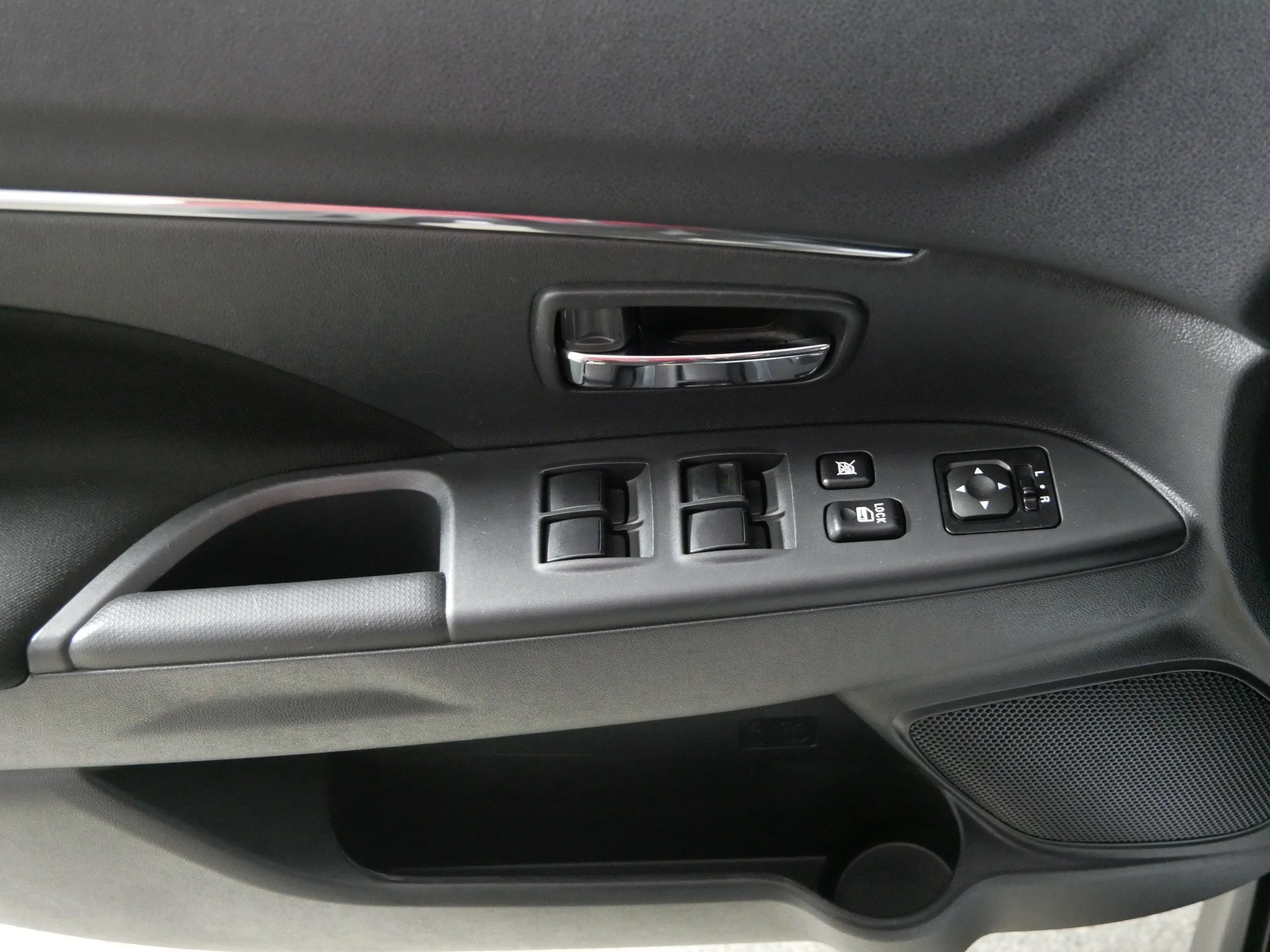 Used 2025 White Diamond Mitsubishi ES image 19