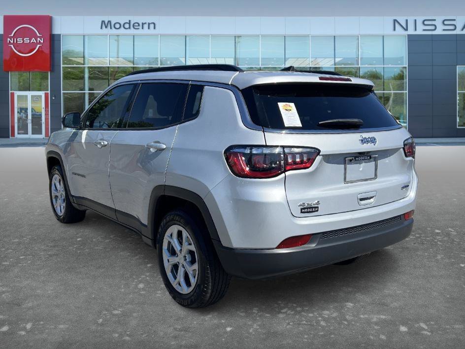 Used 2024 Silver Zynith Metallic Clearcoat Jeep Latitude image 7