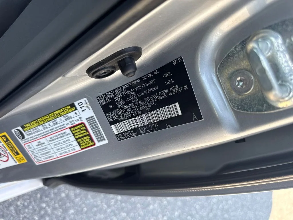 Used 2015 Silver Toyota LE image 19