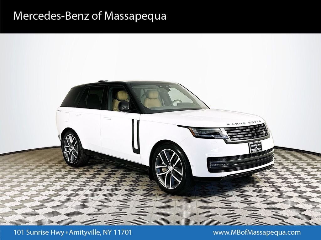 Used 2025 White Land Rover SE image 1