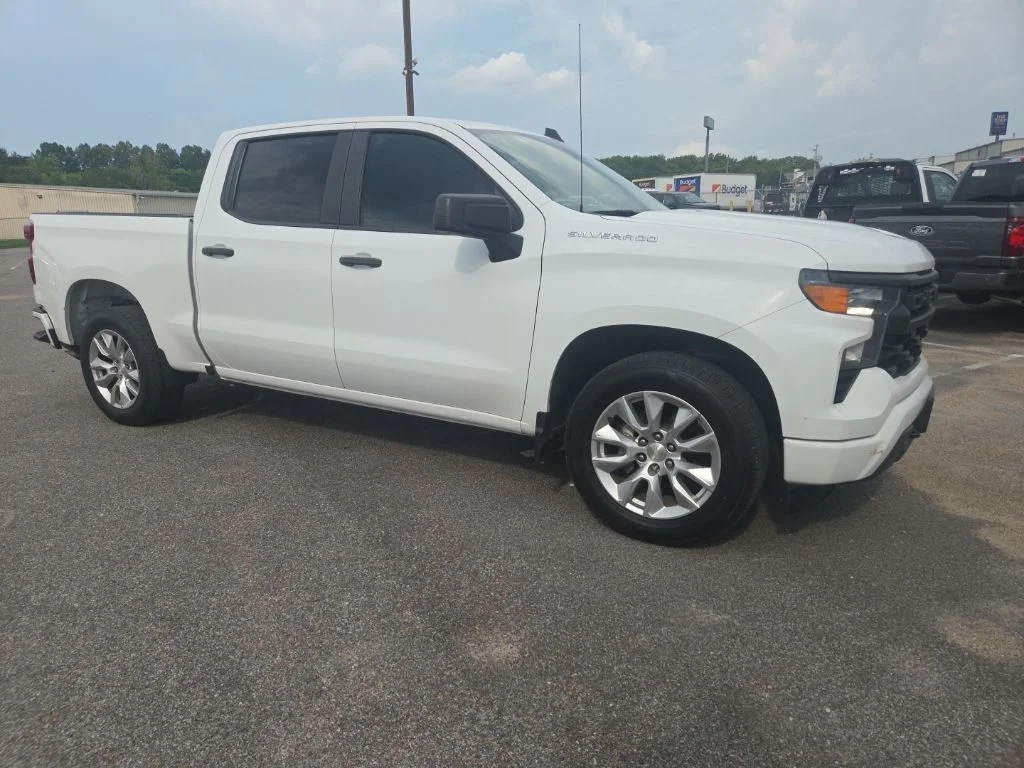 Used 2022 White Chevrolet Custom image 14