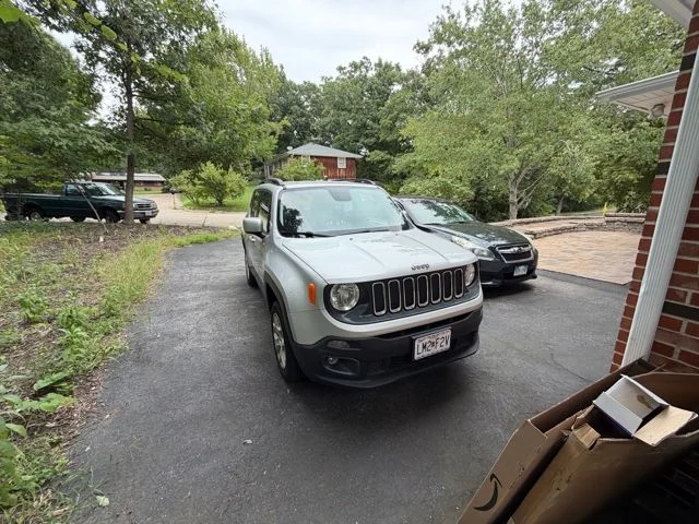 Used 2017 Silver Jeep Latitude image 9