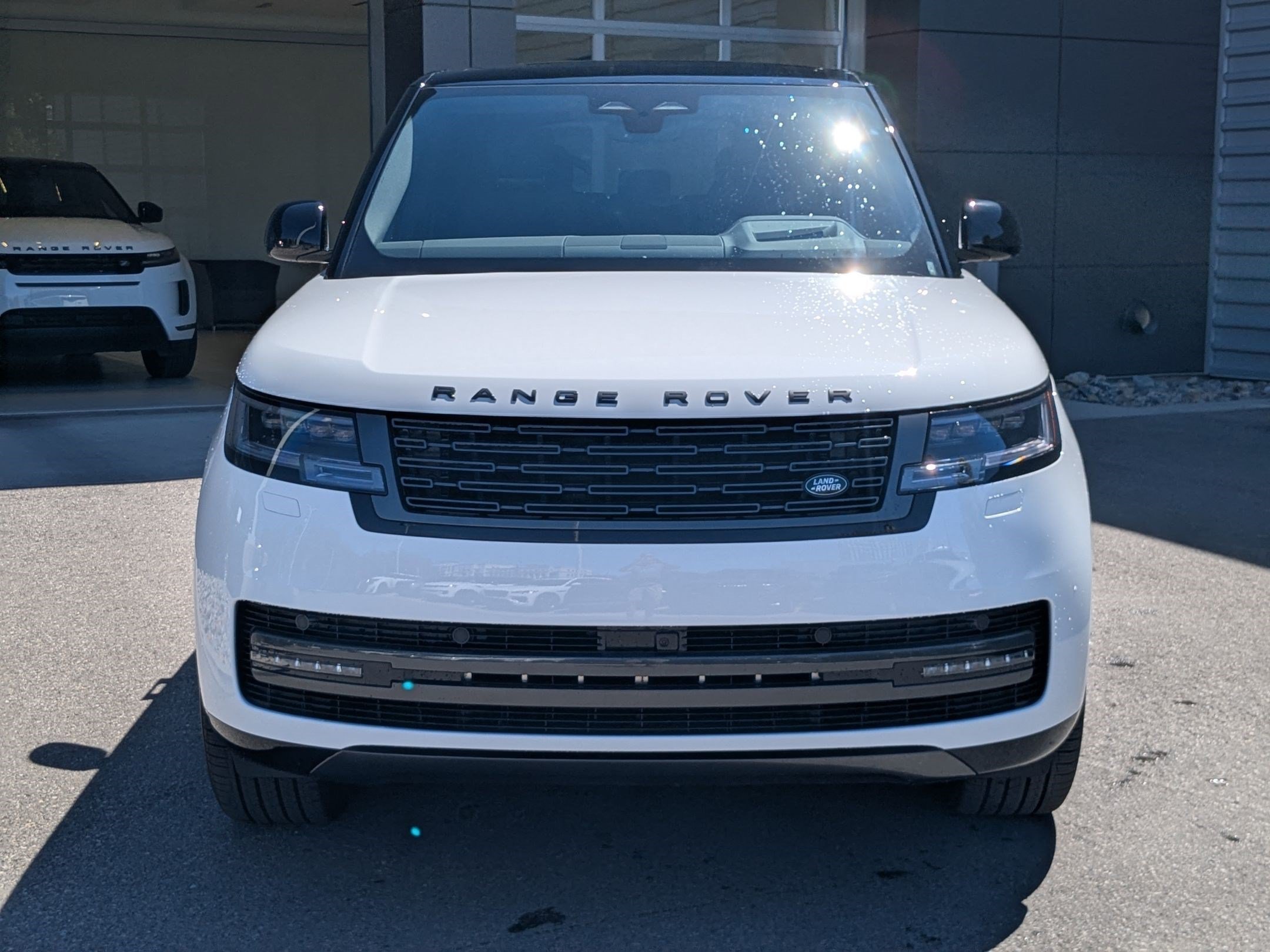 New 2026 Fuji White Land Rover P400 SE LWB 7 Seat image 2
