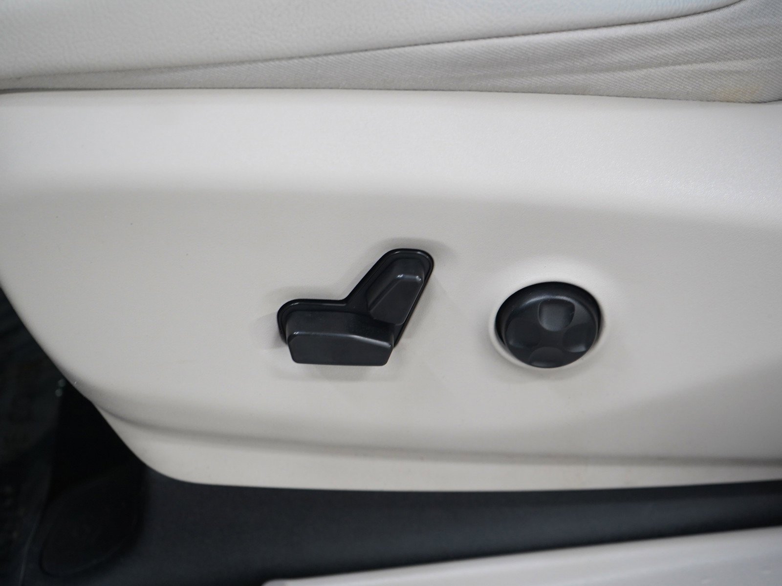 Used 2021 Brilliant Black Crystal Pearlcoat Chrysler Touring L FWD image 27