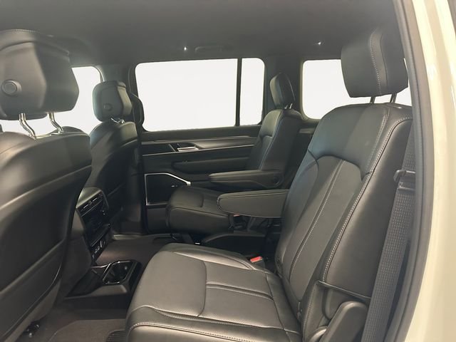 New 2026 Bright White Clear-Coat Exterior Paint Jeep Limited Altitude image 13