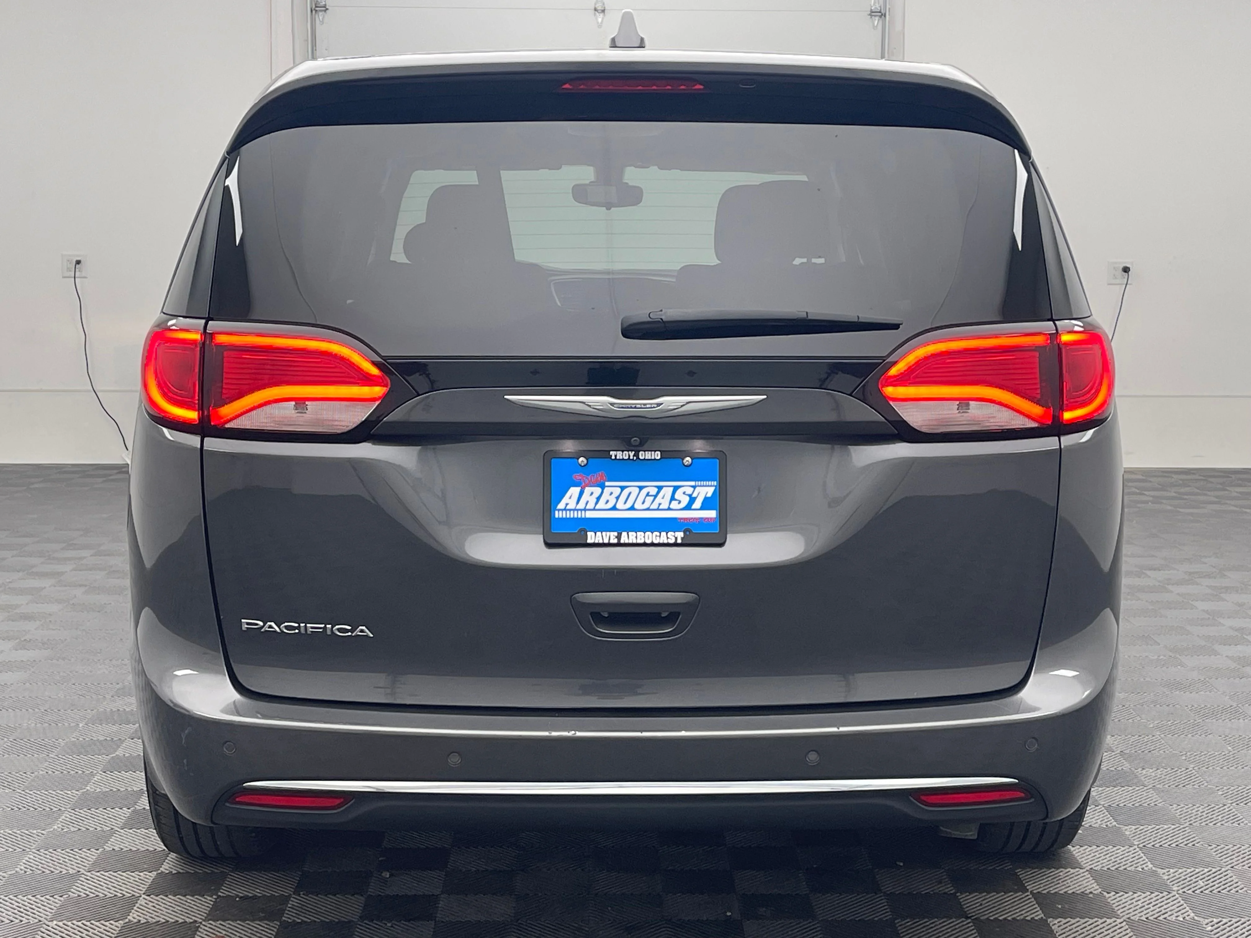 Used 2017 Granite Crystal Metallic Clearcoat Chrysler Touring L image 8