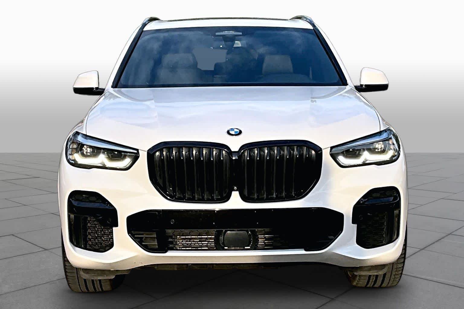 Used 2022 Alpine White BMW sDrive40i image 4