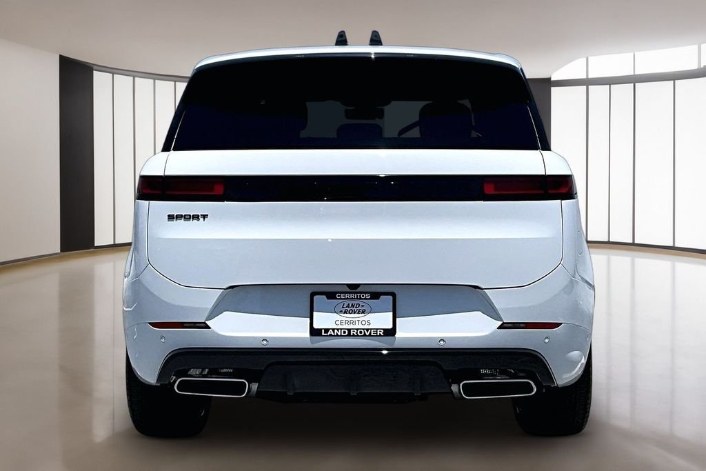 New 2026 FUJI WHITE Land Rover Dynamic SE image 4