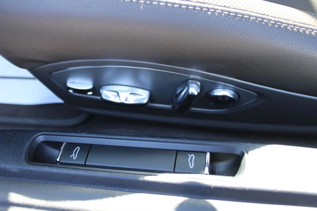 Used 2018  Porsche Base image 14