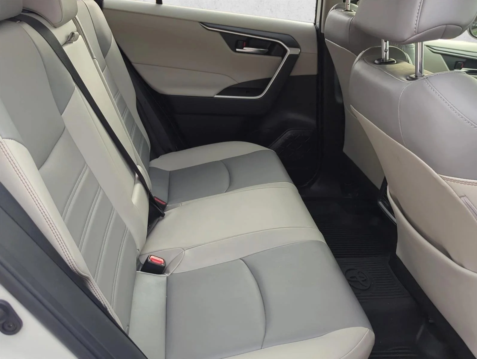 Used 2023 White Toyota Hybrid XLE Premium image 25