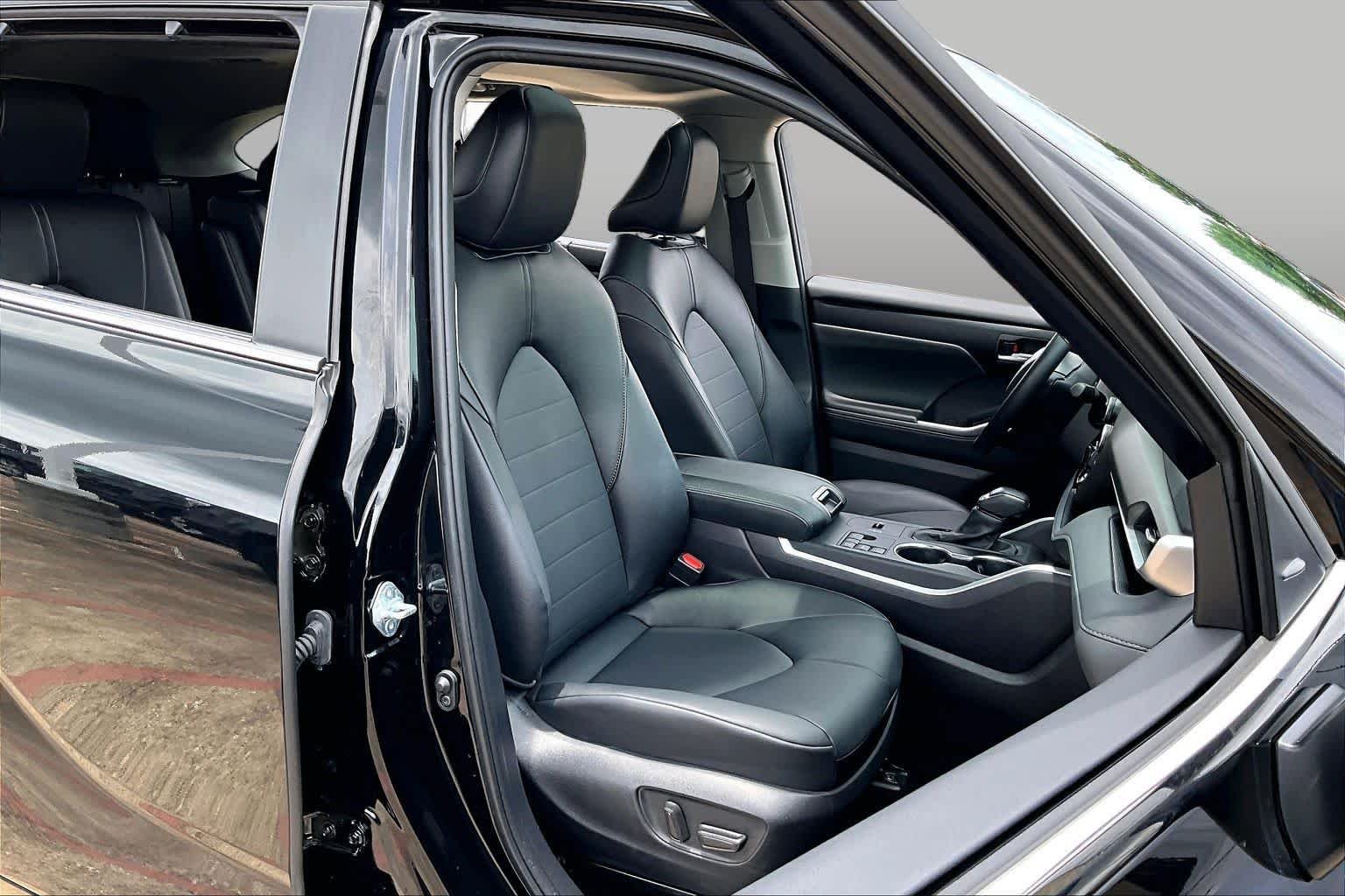 Used 2025 Midnight Black Metallic Toyota XLE image 9