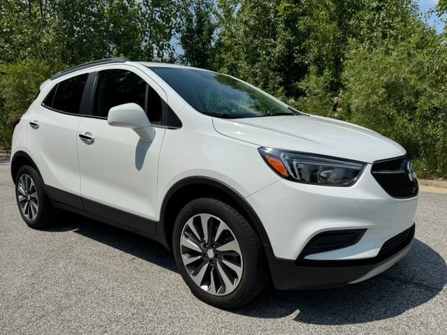 Used 2022 Summit White Buick Preferred image 4