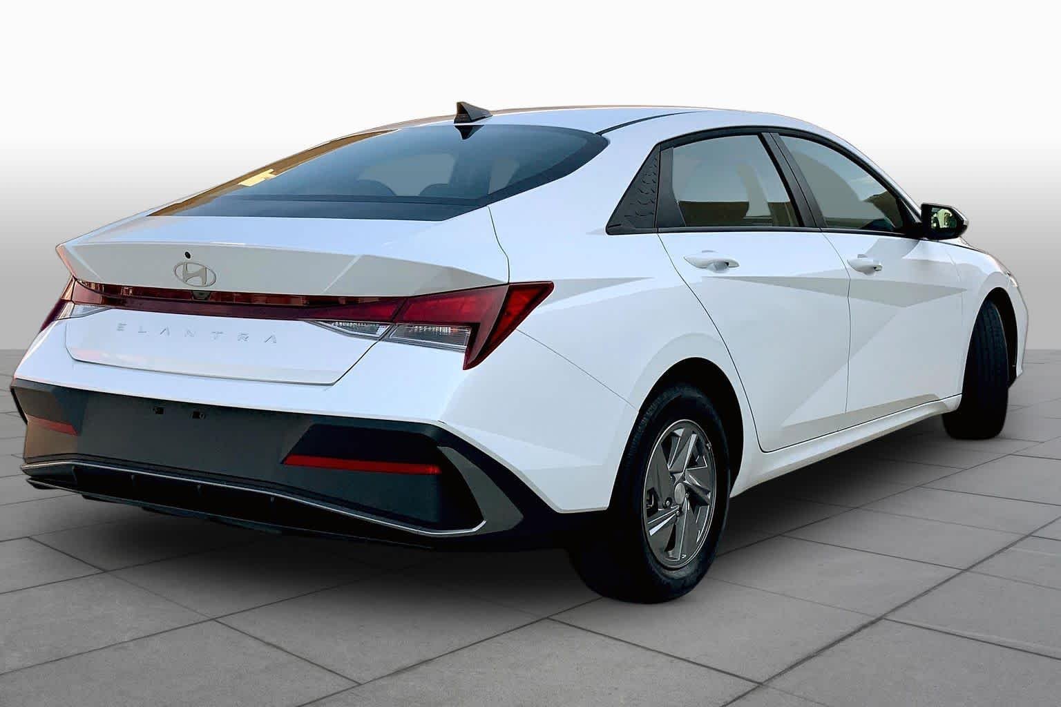 Used 2025 Serenity White Hyundai SE image 12