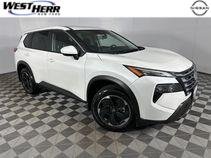 Used 2025 Everest White Pearl Nissan SV image 1