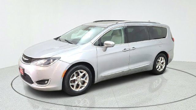 Used 2017 Silver Chrysler Limited image 5