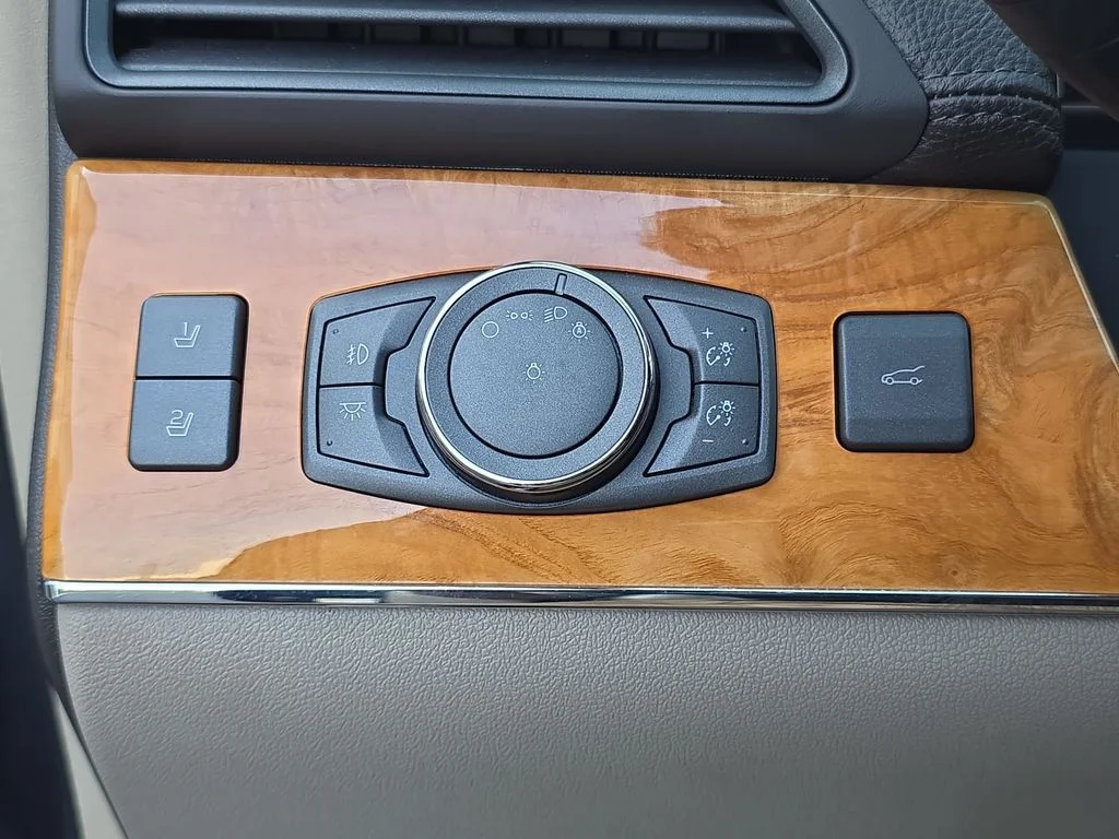 Used 2014 Smoked Quartz Metallic Tinted Clearcoat Lincoln Base image 27
