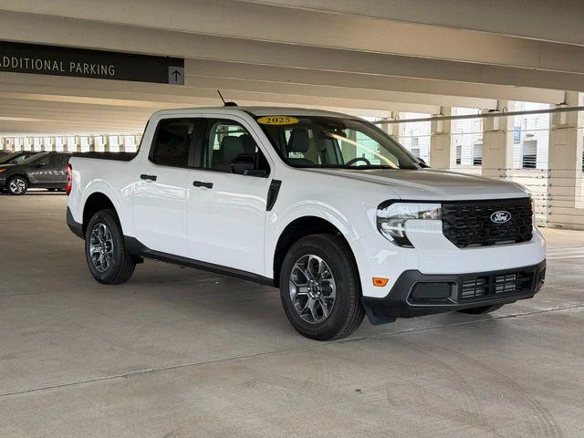 New 2025 Oxford White Ford XLT image 1