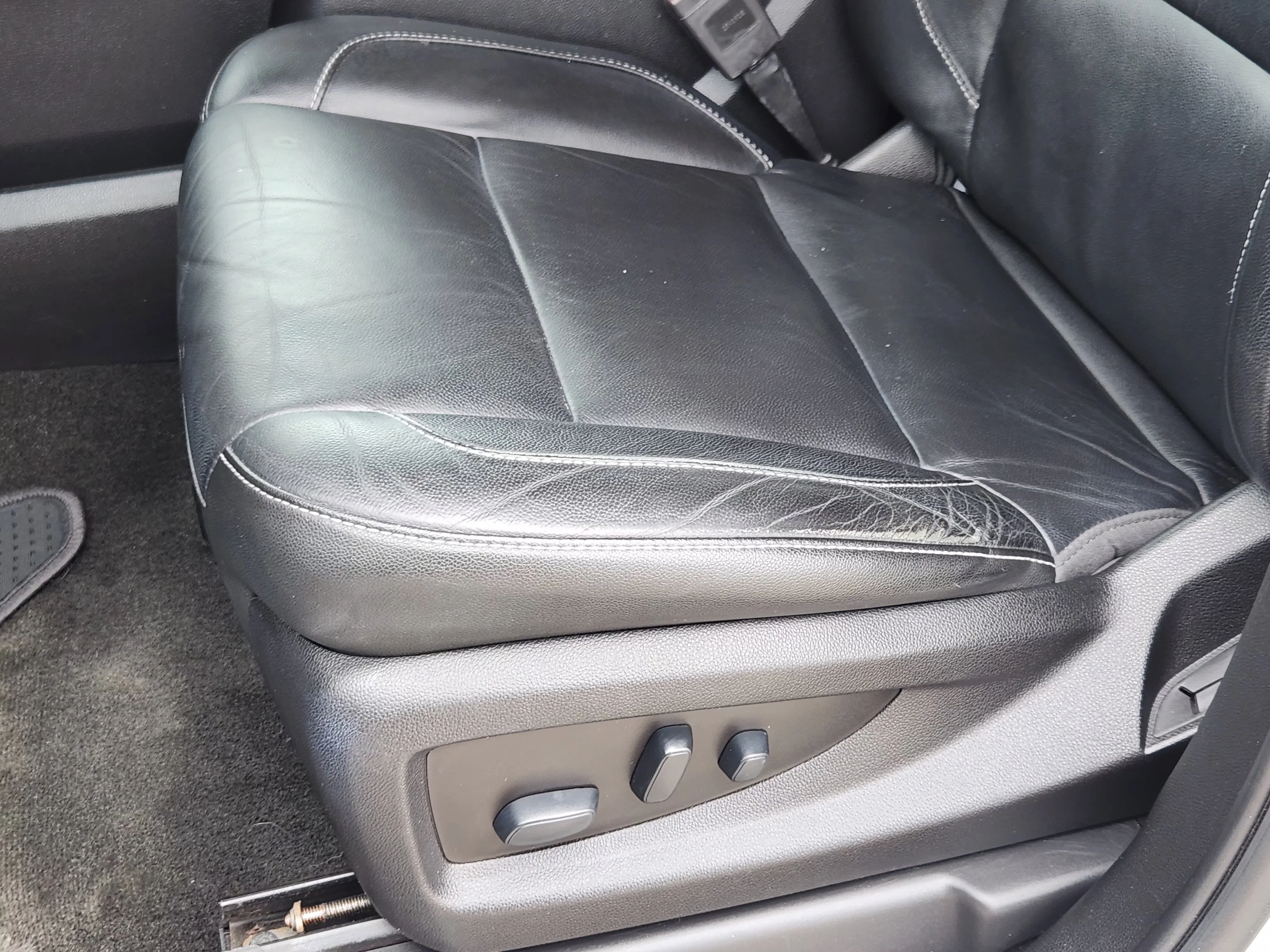Used 2018 Silver Ice Metallic Chevrolet LT image 23