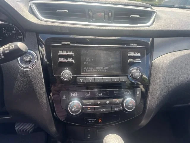 Used 2016  Nissan SV image 12