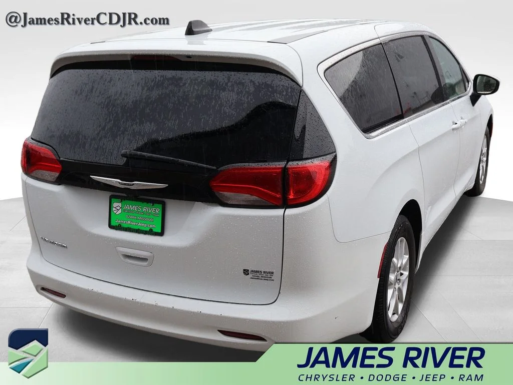 Used 2023 White Chrysler LX image 5