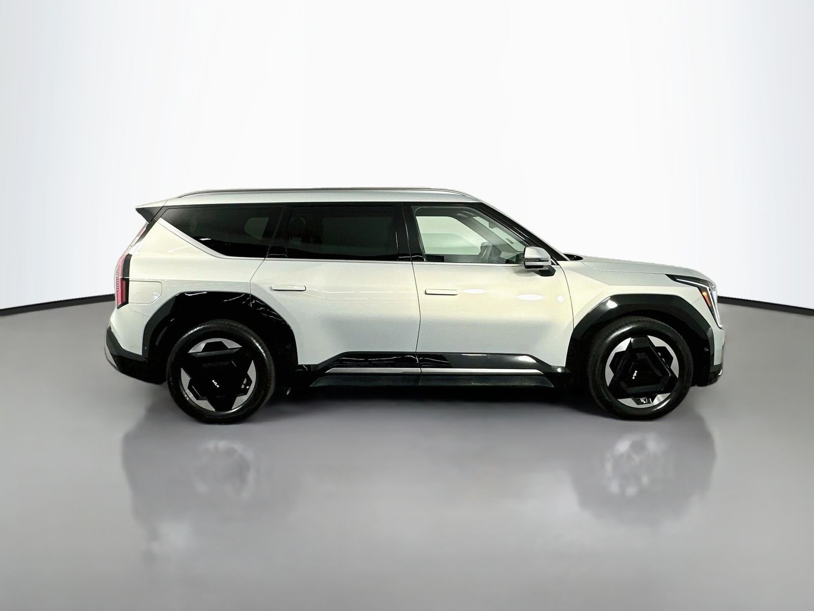Used 2024 Ivory Silver Kia Land image 8