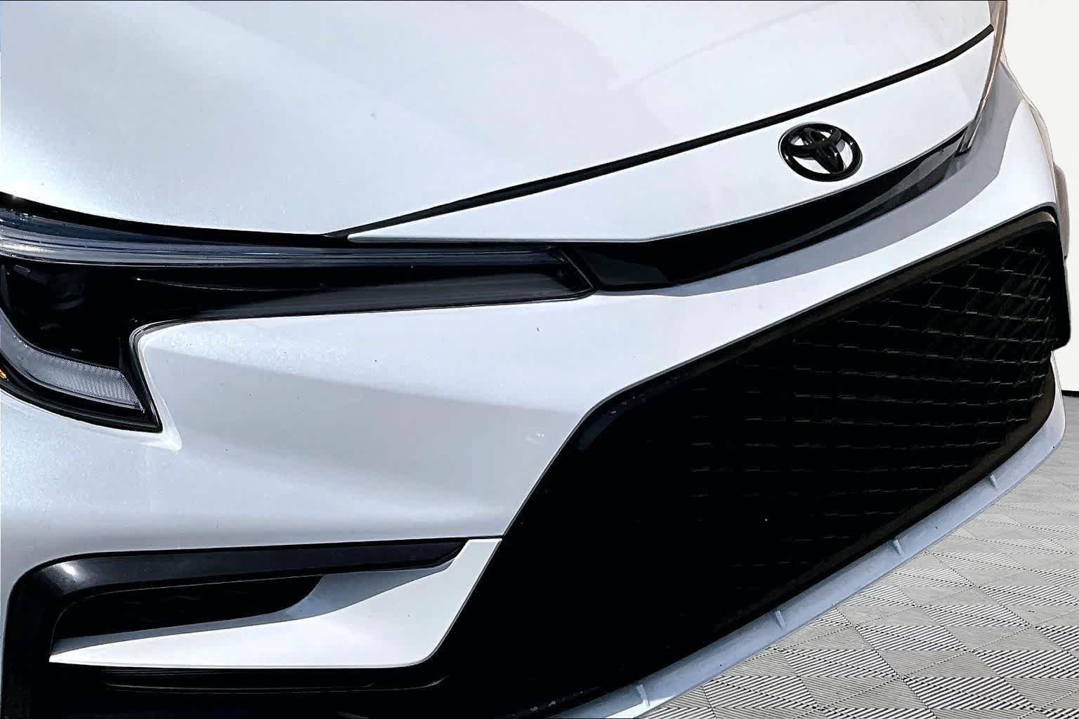 Used 2025 Wind Chill Pearl Toyota SE image 30
