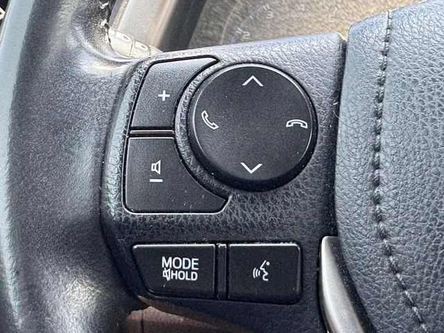 Used 2018 Silver Toyota XLE image 26