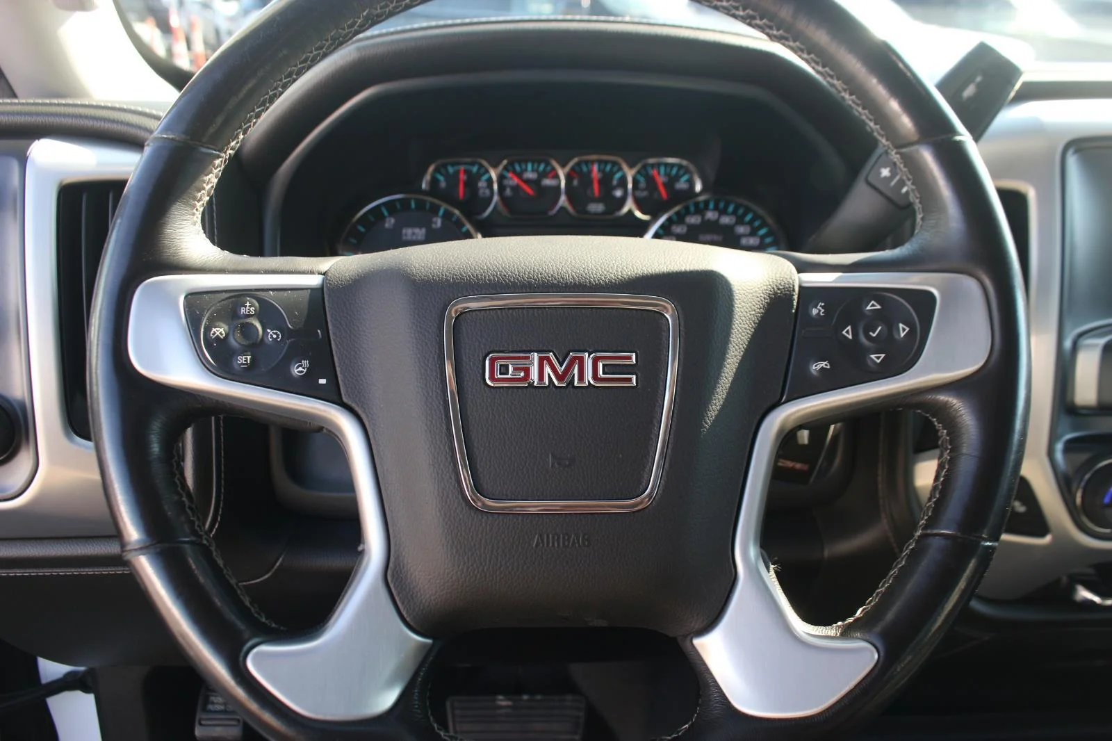 Used 2018 SUMMIT WHITE GMC SLT image 20