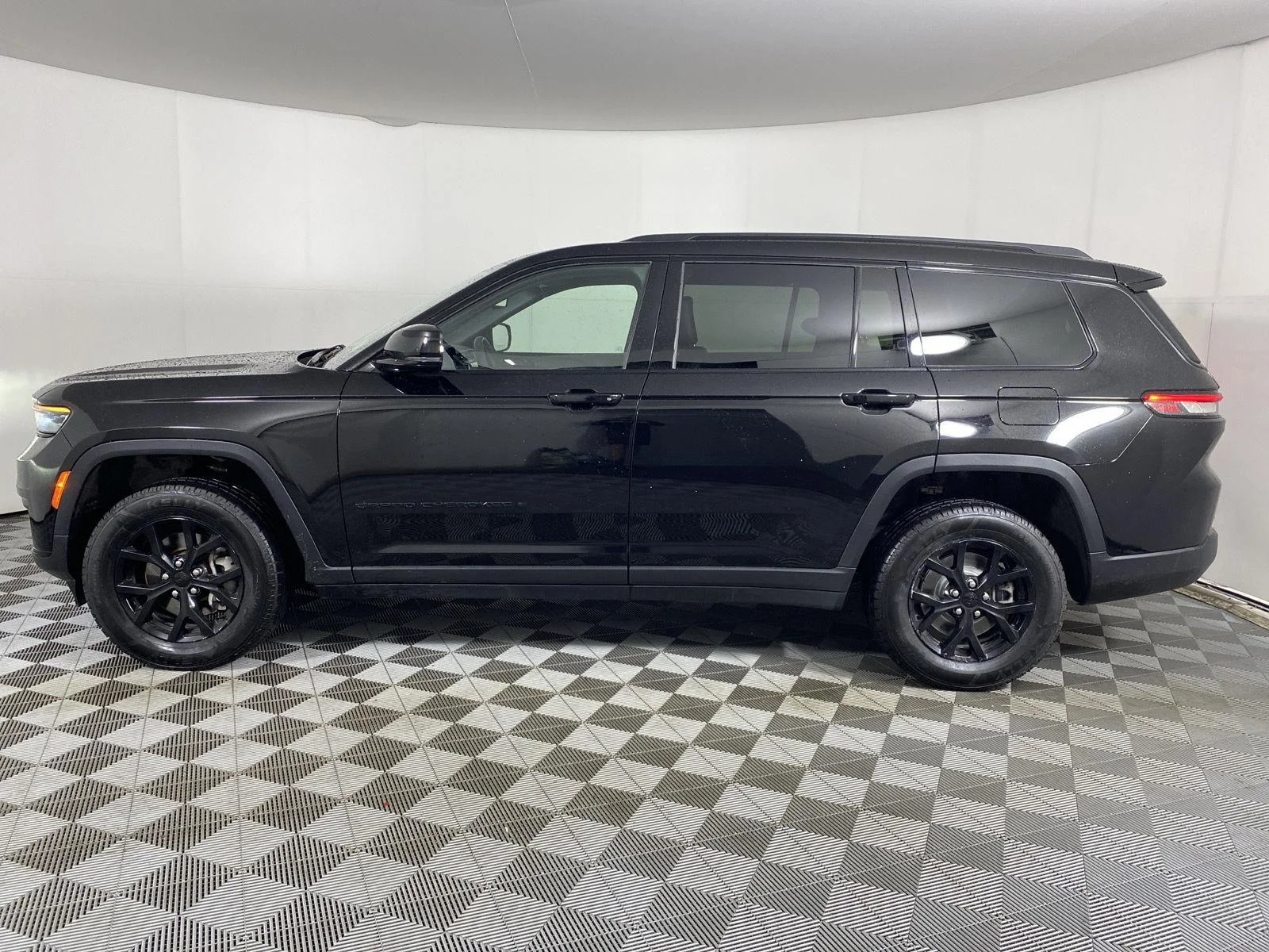 Used 2024 Diamond Black Crystal Pearlcoat Jeep Altitude image 12